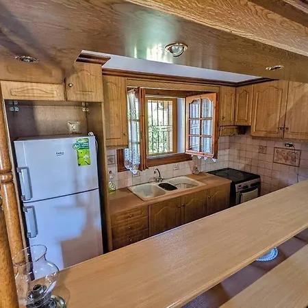 Lovely Lontza, A Cozy 2-bedroom House. 펜션 *