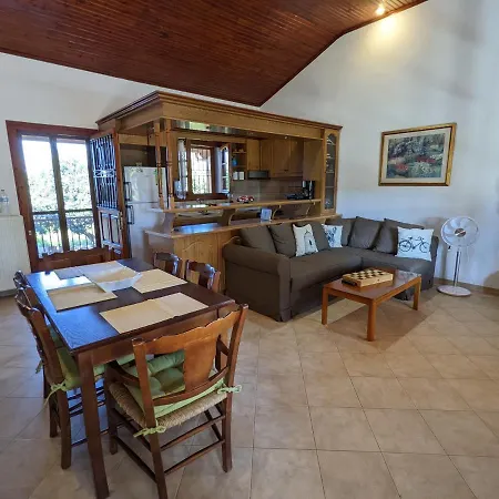 Lovely Lontza, A Cozy 2-bedroom House. 펜션 *