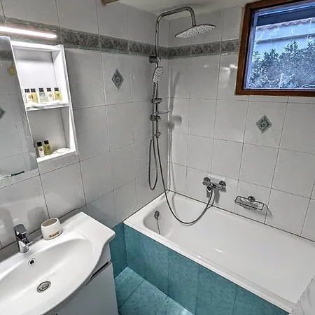 度假居 Lovely Lontza, A Cozy 2-bedroom House.
