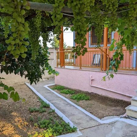 Lovely Lontza, A Cozy 2-bedroom House. 度假居 *